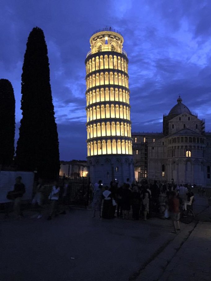 La Torre di Pisa illuminata di sera