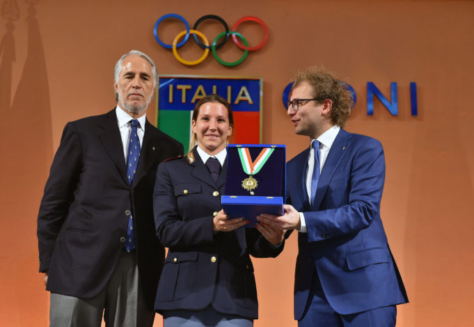 Nella foto: la consegna del Collare d'Oro a Kiara Fontanesi da parte di Luca Lotti. A sinistra, Giovanni Malagò.