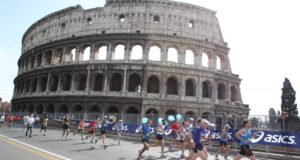 Passaggio davanti al Colosseo