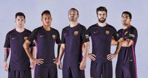La maglia del Barcelona FC per la stagione 2016-17 prodotta da Nike e indossata da Messi-NeymarJr.-Iniesta-Piquet-Suarez