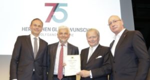 Porsche creates the Ferry Porsche Foundation: Handover of the certificate of recognition (from left to right: Oliver Blume, Wolfgang Reimer, Dr. Wolfgang Porsche, Uwe Hück)