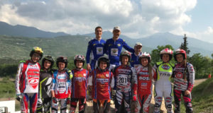 Foto di gruppo dei Talenti Azzurri FMI e del Settore Tecnico Trial della Federazione Motociclistica Italiana a Pietramurata