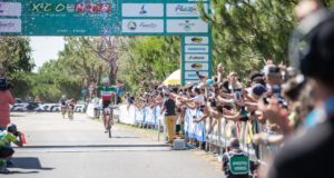 Gerhard Kerschbaumer a braccia alzate sul traguardo di Pineto