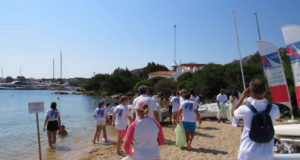 I bambini della YCCS Sailing School insieme ad altri volontari durante la pulizia della spiaggia del Giglio